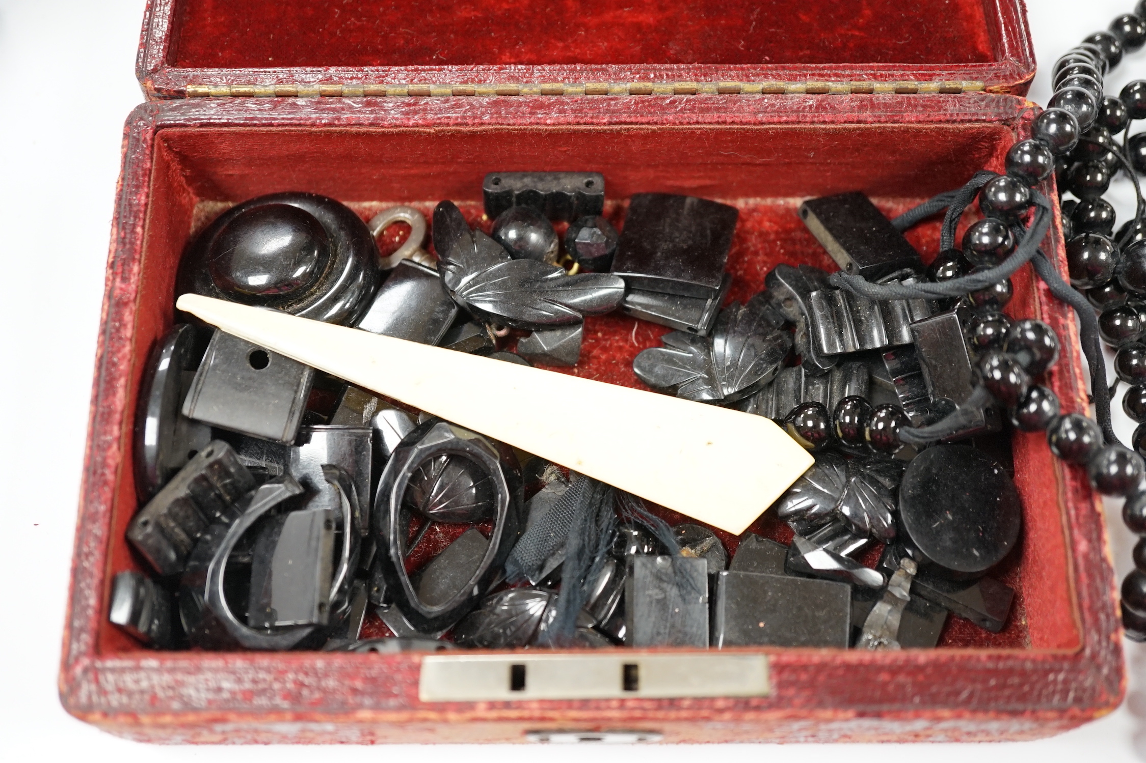 A quantity of assorted costume jewellery.